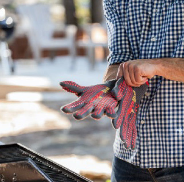 https://www.grillaholics.com/cdn/shop/files/guy-with-grill-gloves.jpg?v=1614386058